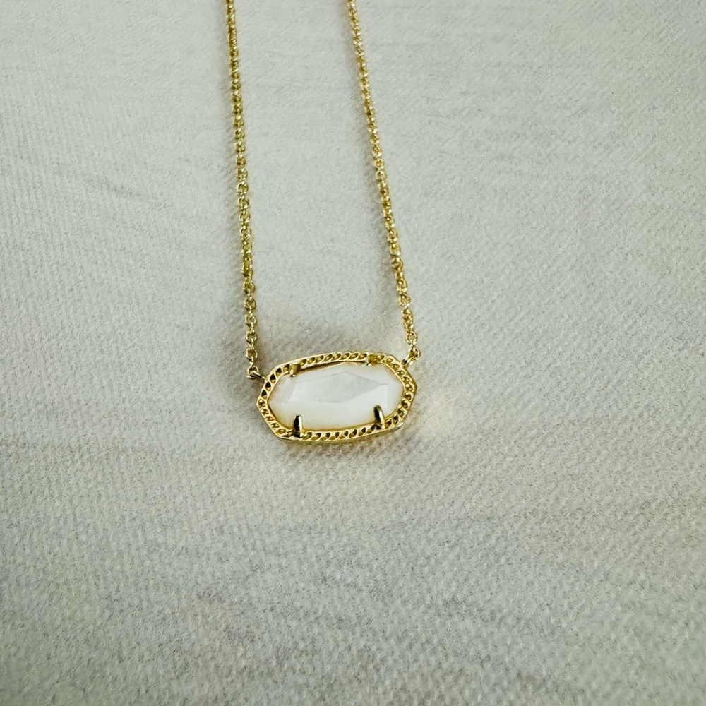 Kendra Scott Elisa Gold Pendant Necklace in Ivory Mother-of-Pearl